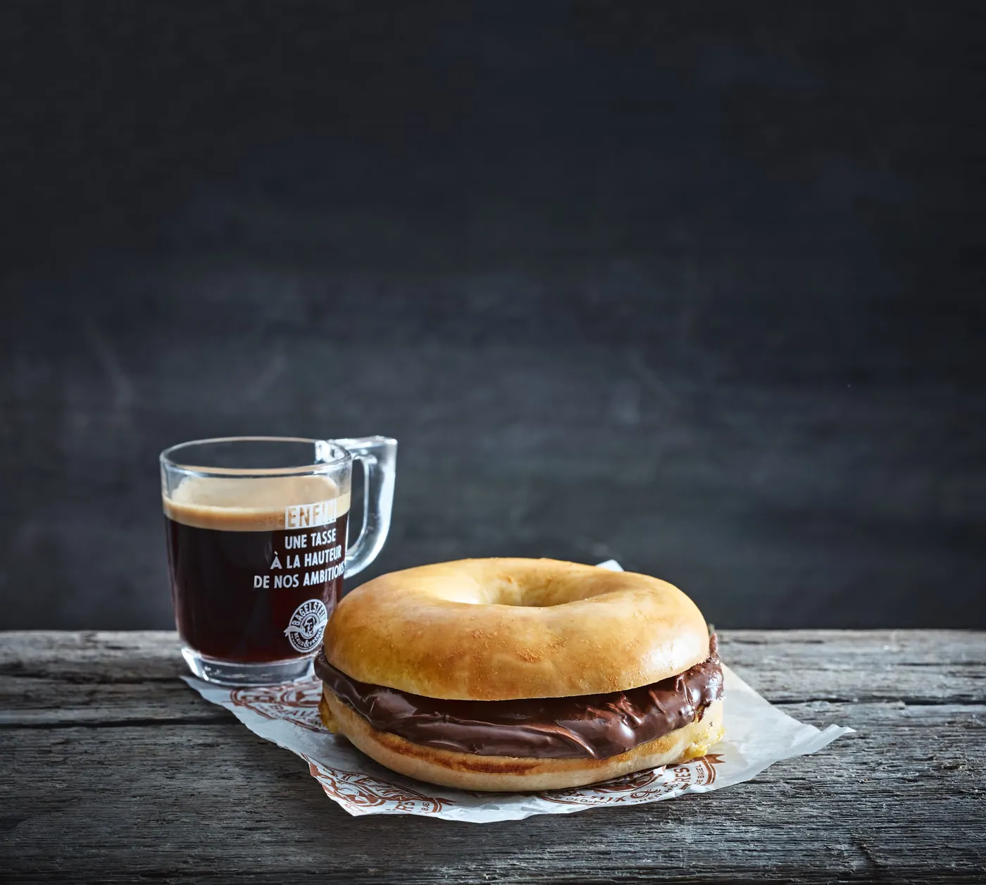 Bagel garni de pâte à tartiner servi avec un café