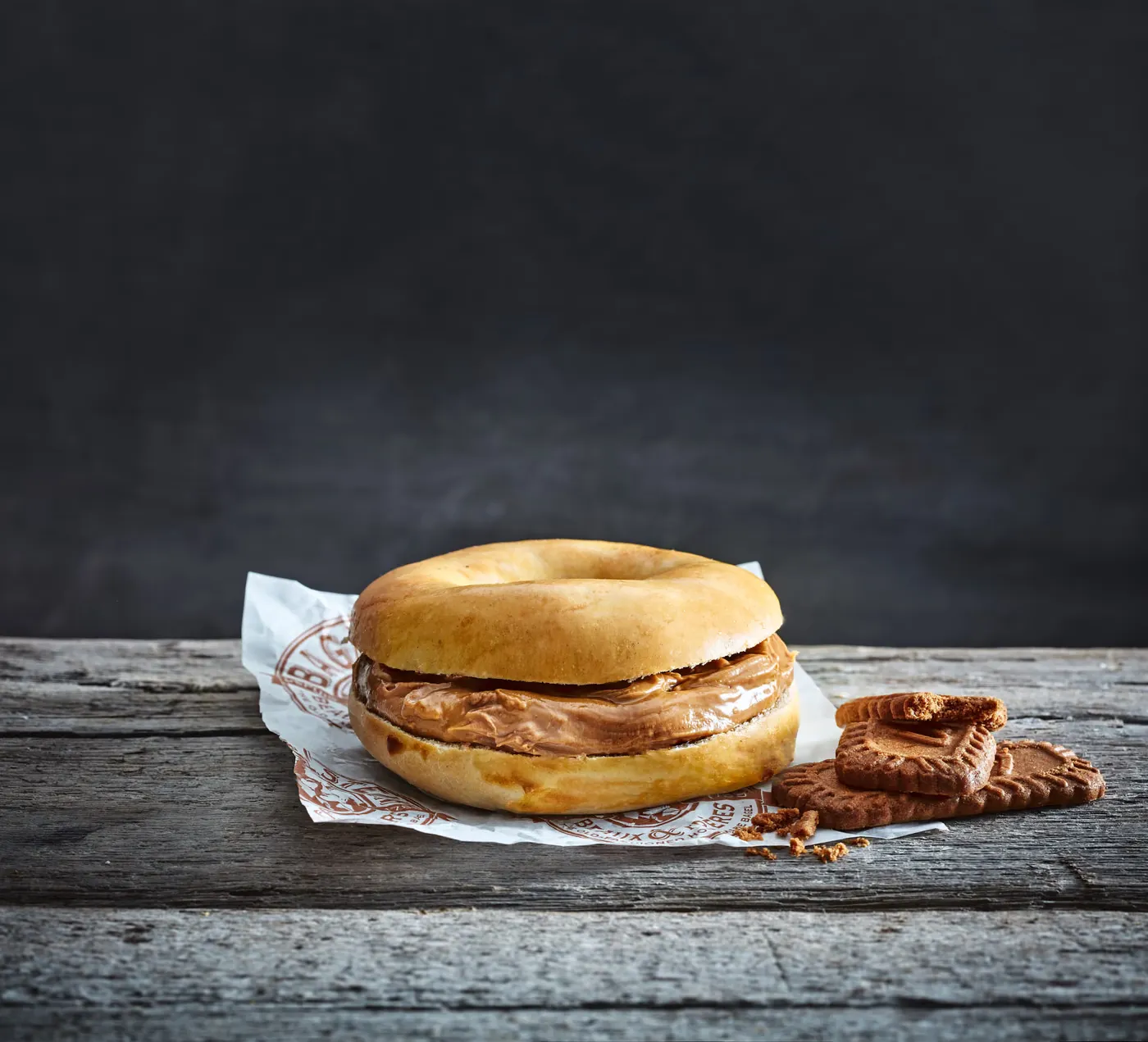 Bagel au spéculoos posé sur une table en bois