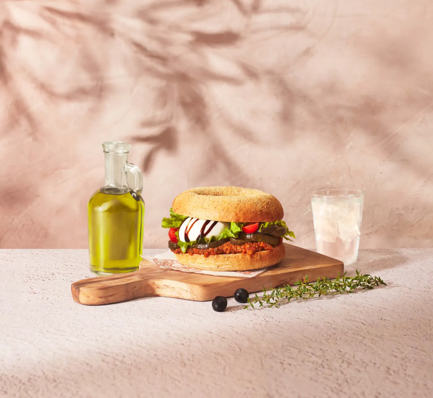 Bagel végétarien servi sur une planche en bois