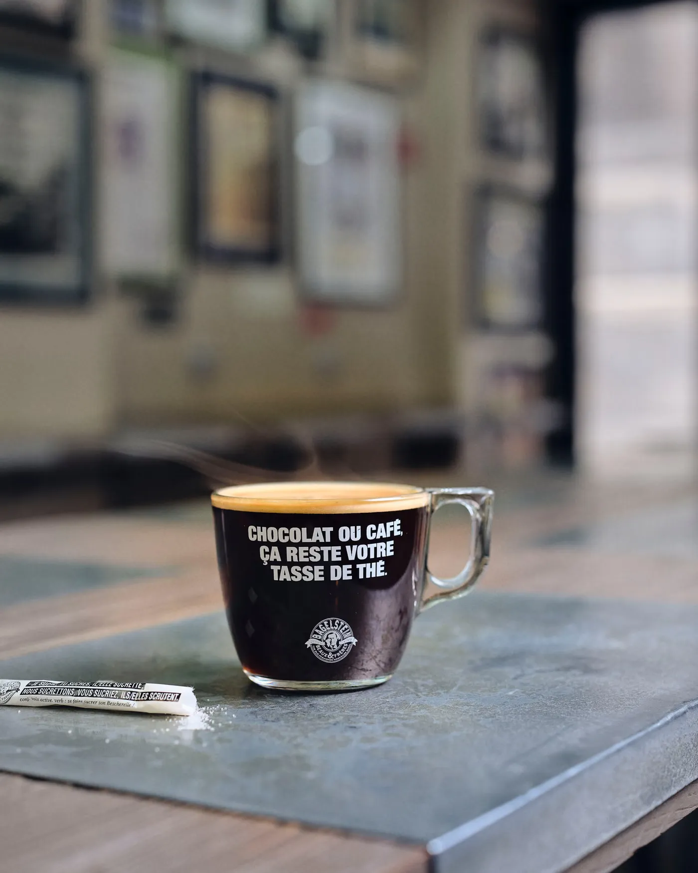 Tasse de café siglée Bagelstein posée sur une table de restaurant