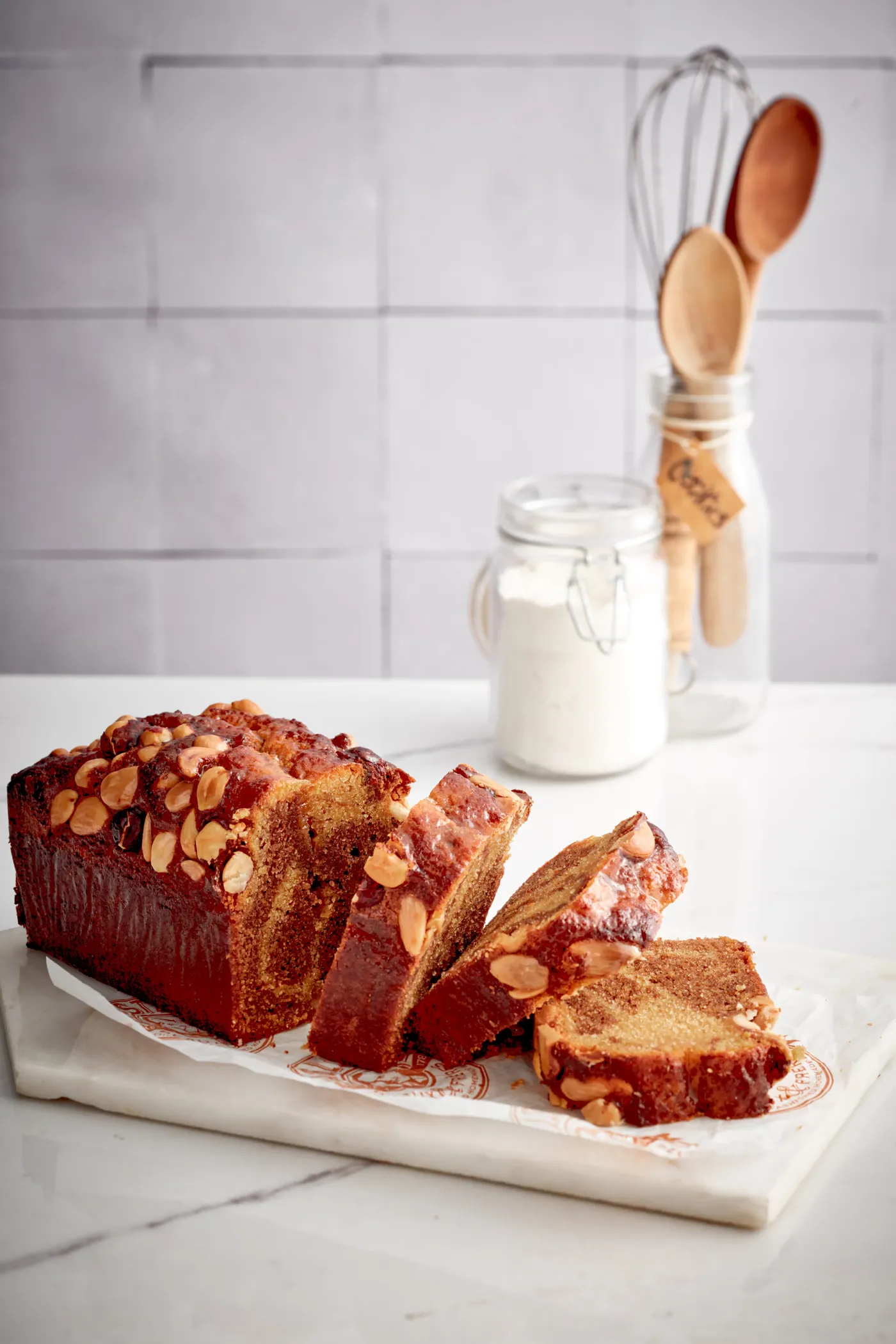 Cake aux amandes tranché sur une planche de marbre