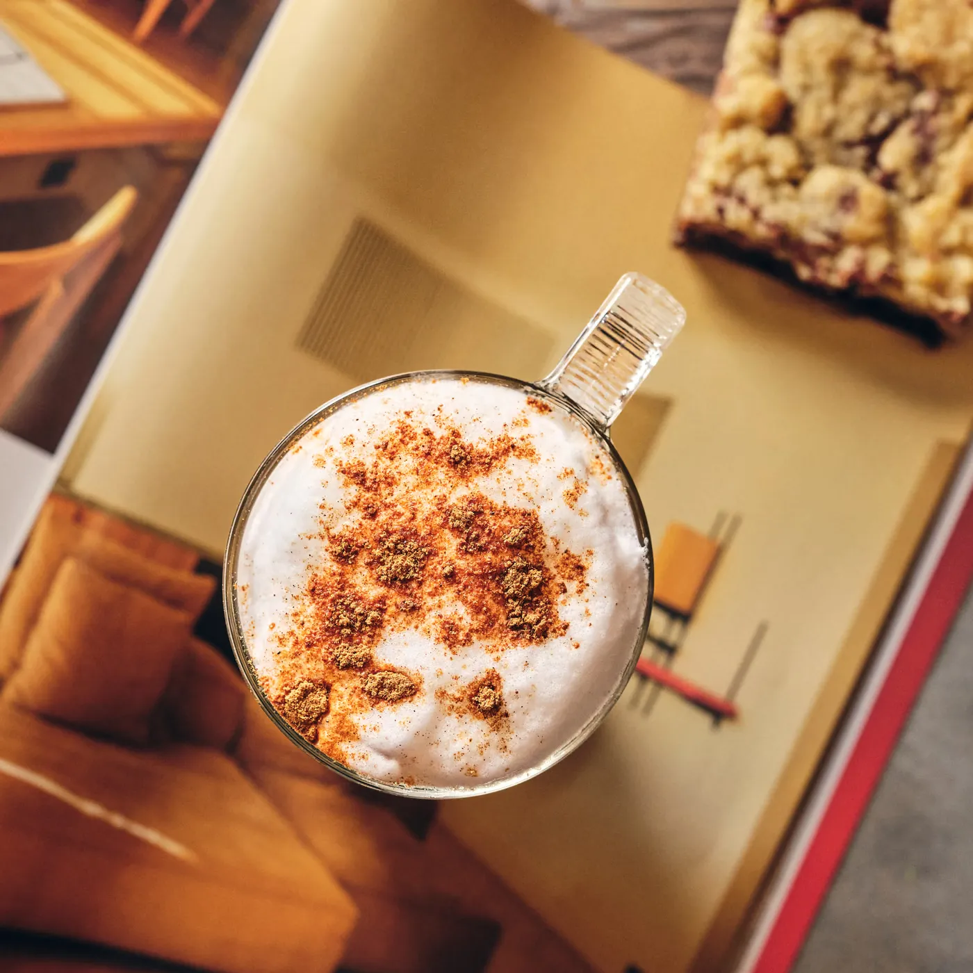 Cappuccino saupoudré de spéculoos, vu de dessus