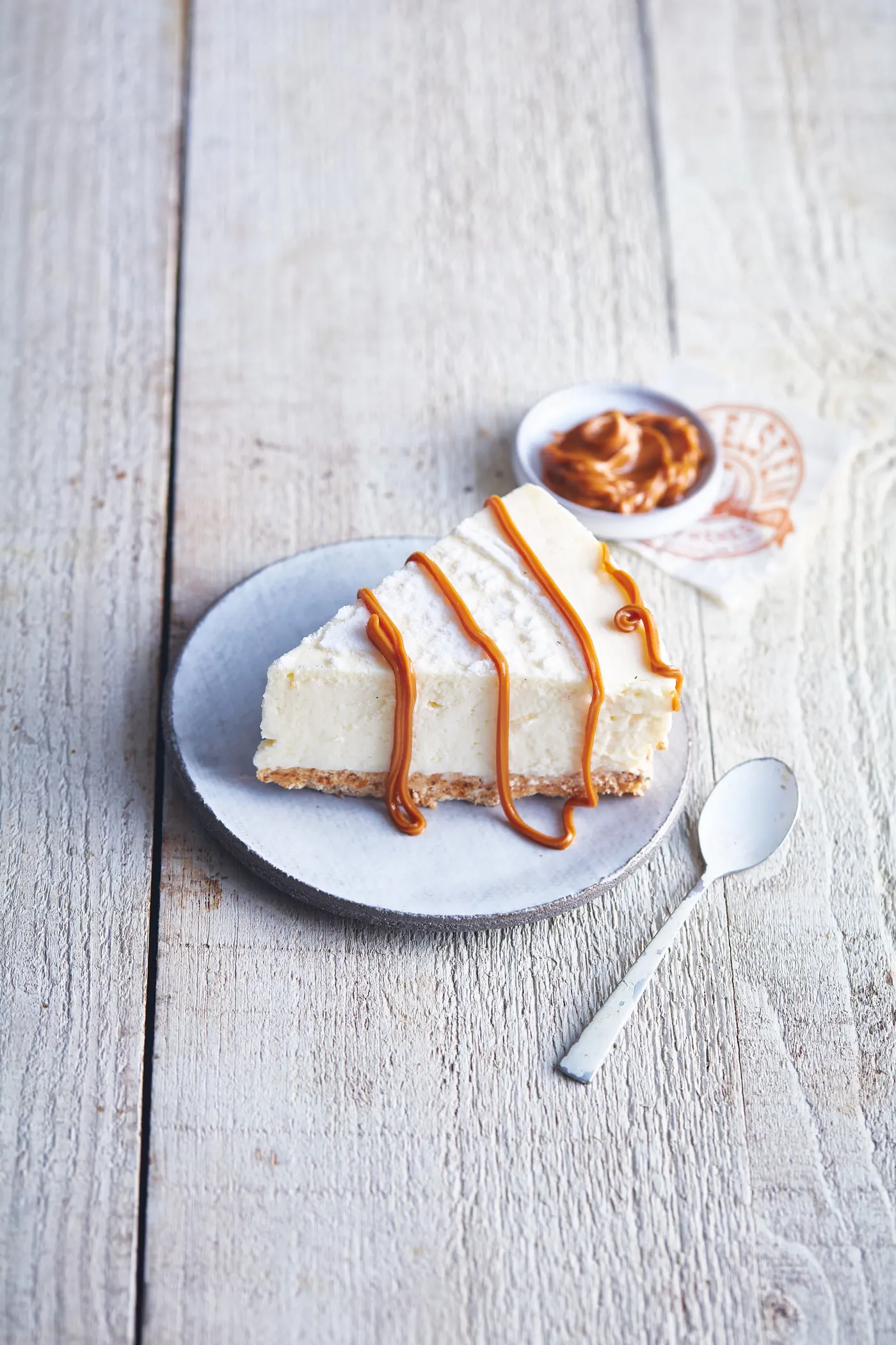 Part de cheesecake nappée de caramel au beurre salé