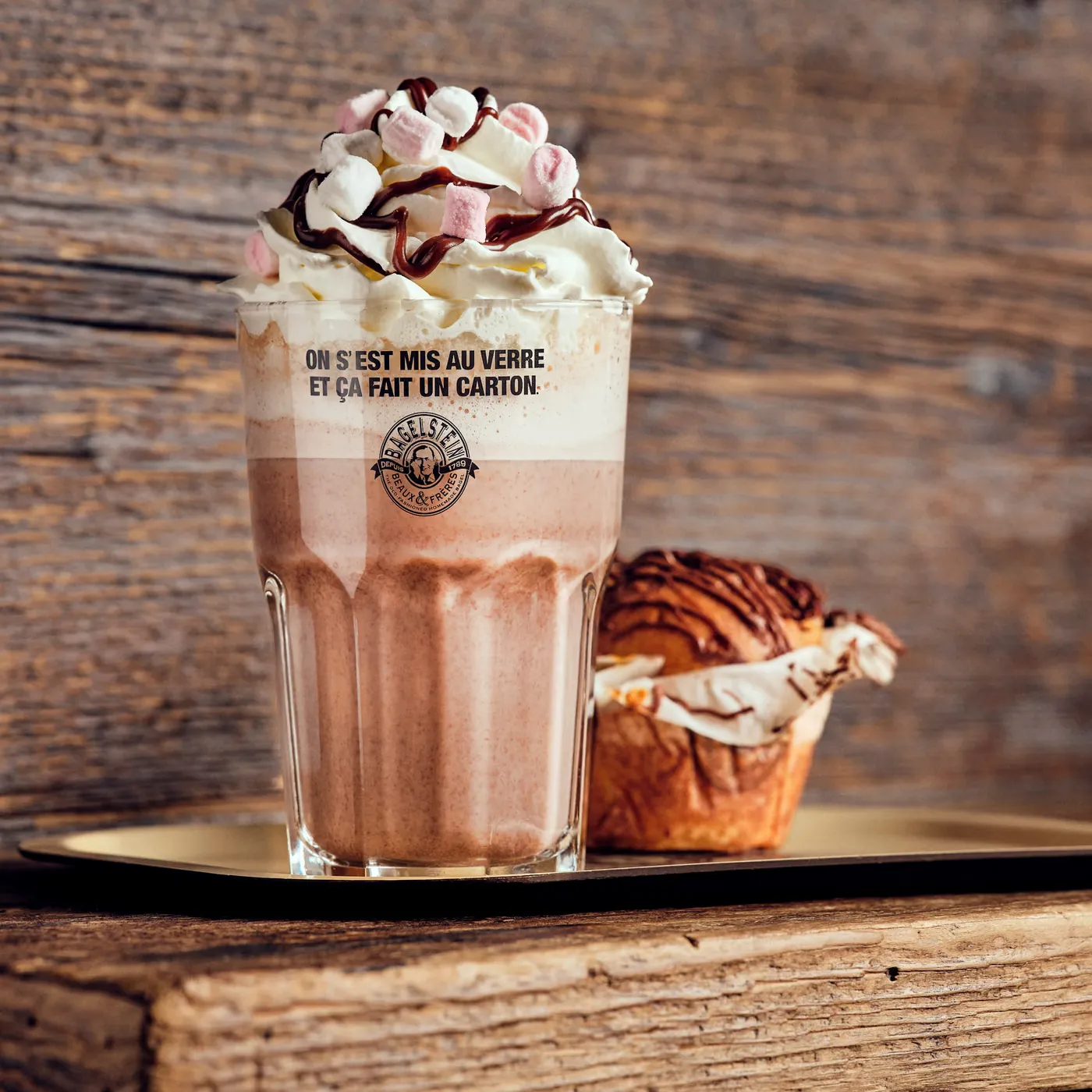 Chocolat chaud à la chantilly et aux marshmallows, servi avec une brioche roulée