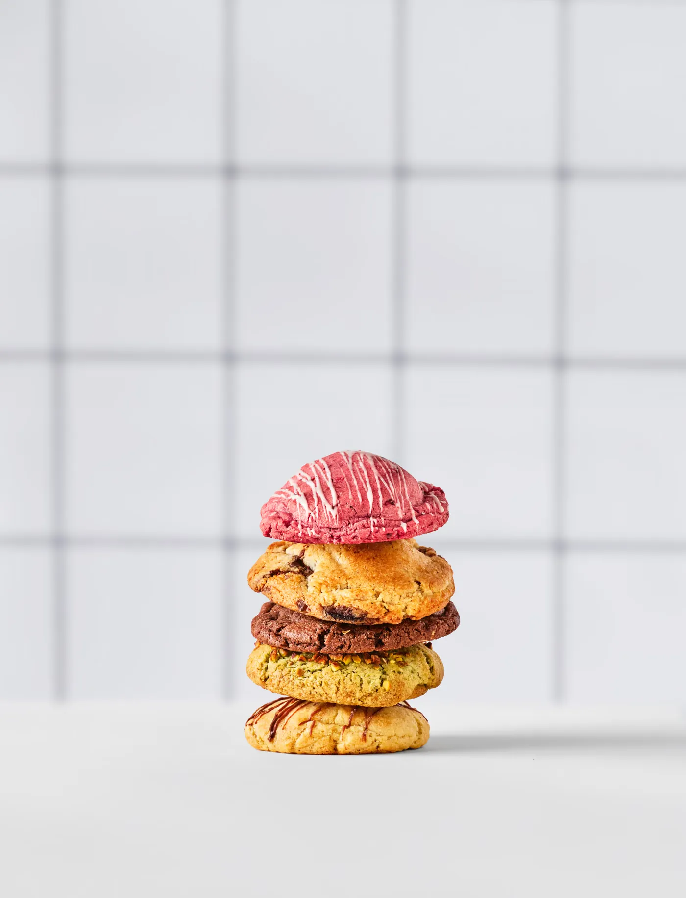 Pile de cookies aux parfums différents, glaçage rose sur le dessus
