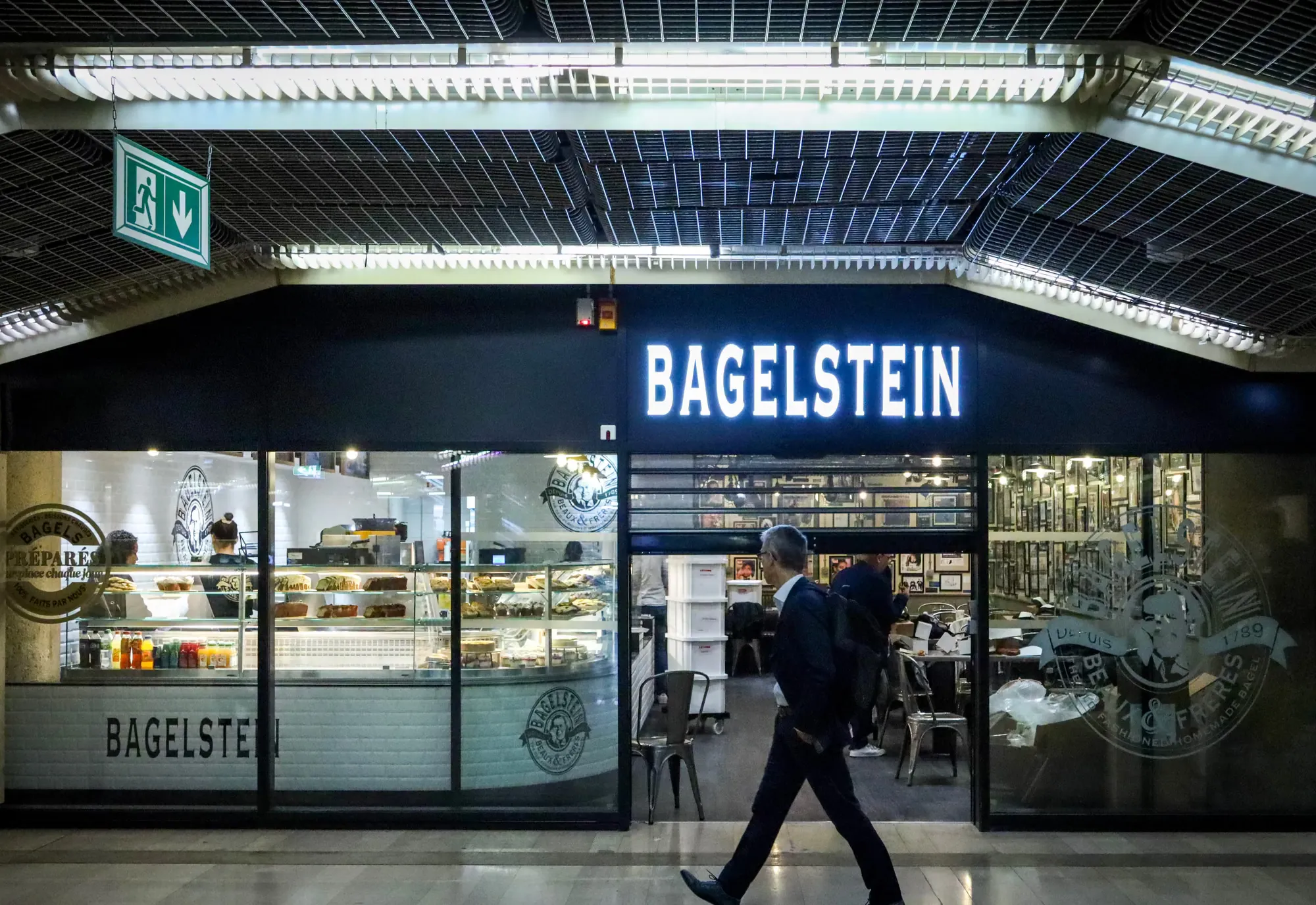 Devanture éclairée d'un Bagelstein installé en gare