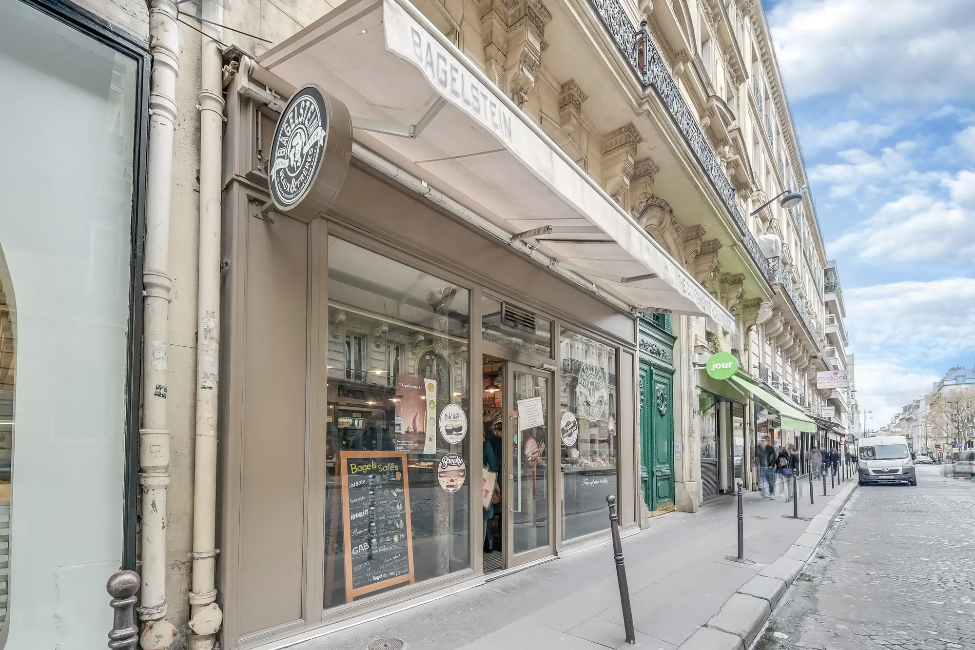 Devanture d'un Bagelstein dans une rue parisienne