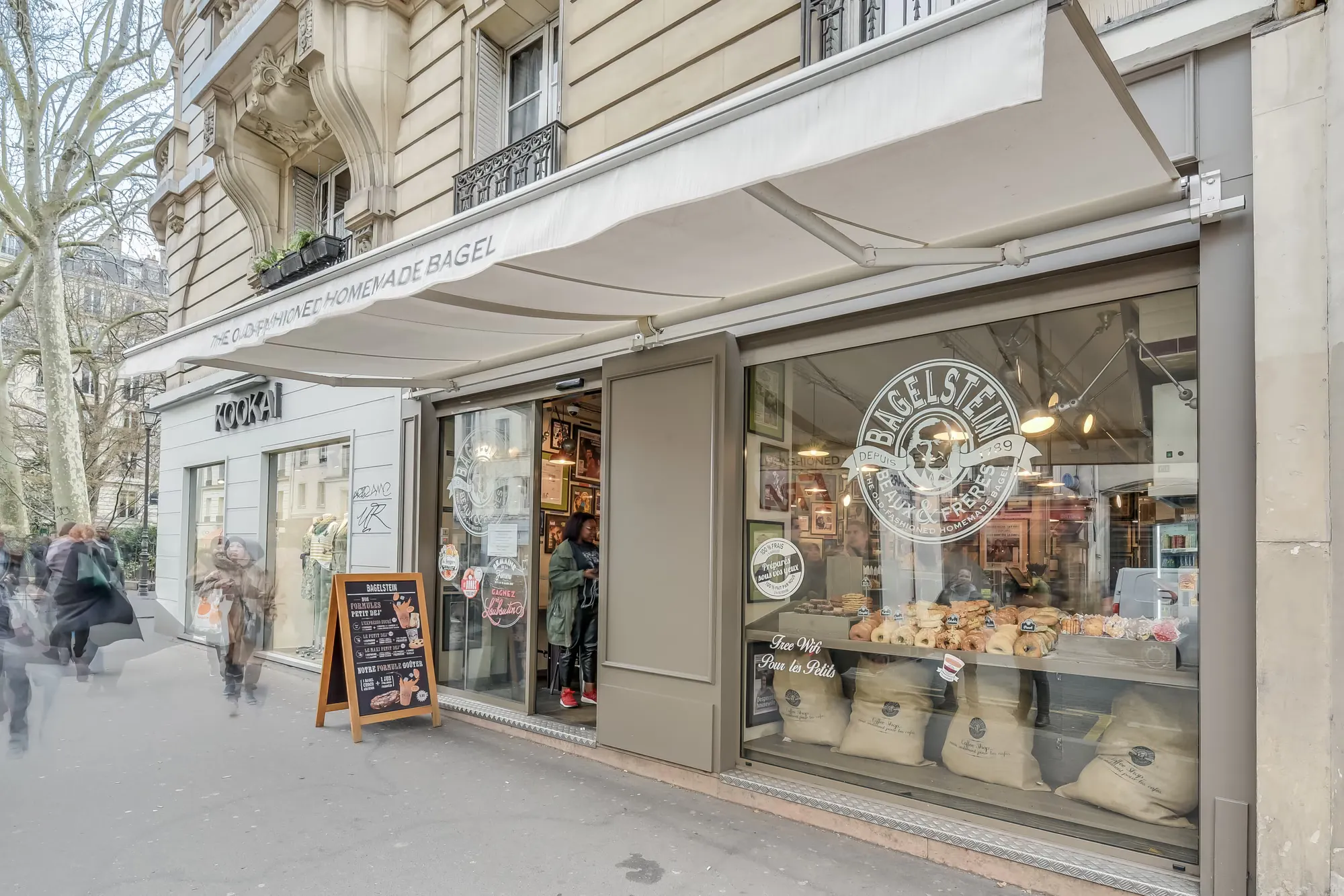 Devanture d'un Bagelstein sous son store, vue depuis la rue
