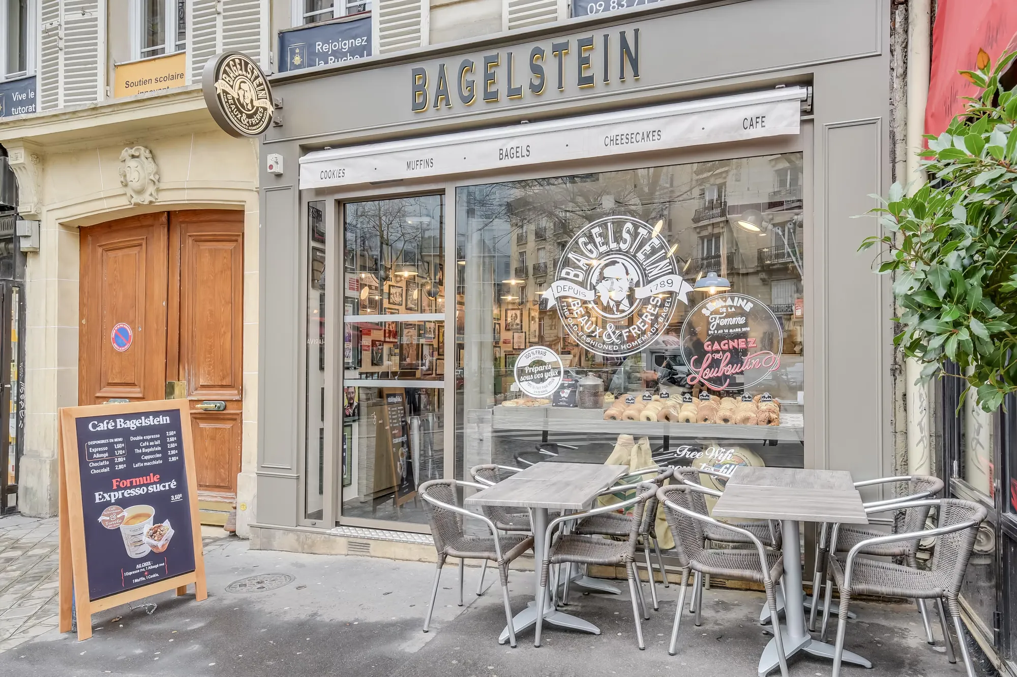 Devanture d'un restaurant Bagelstein et sa terrasse sur le trottoir