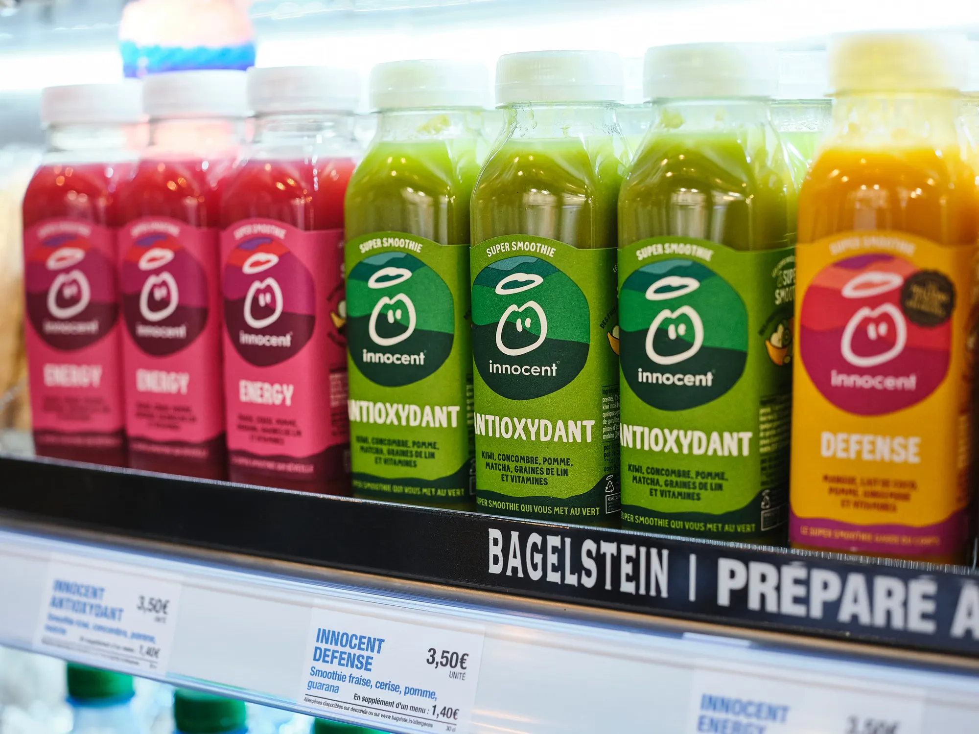 Le frigo à boissons et smoothies du restaurant