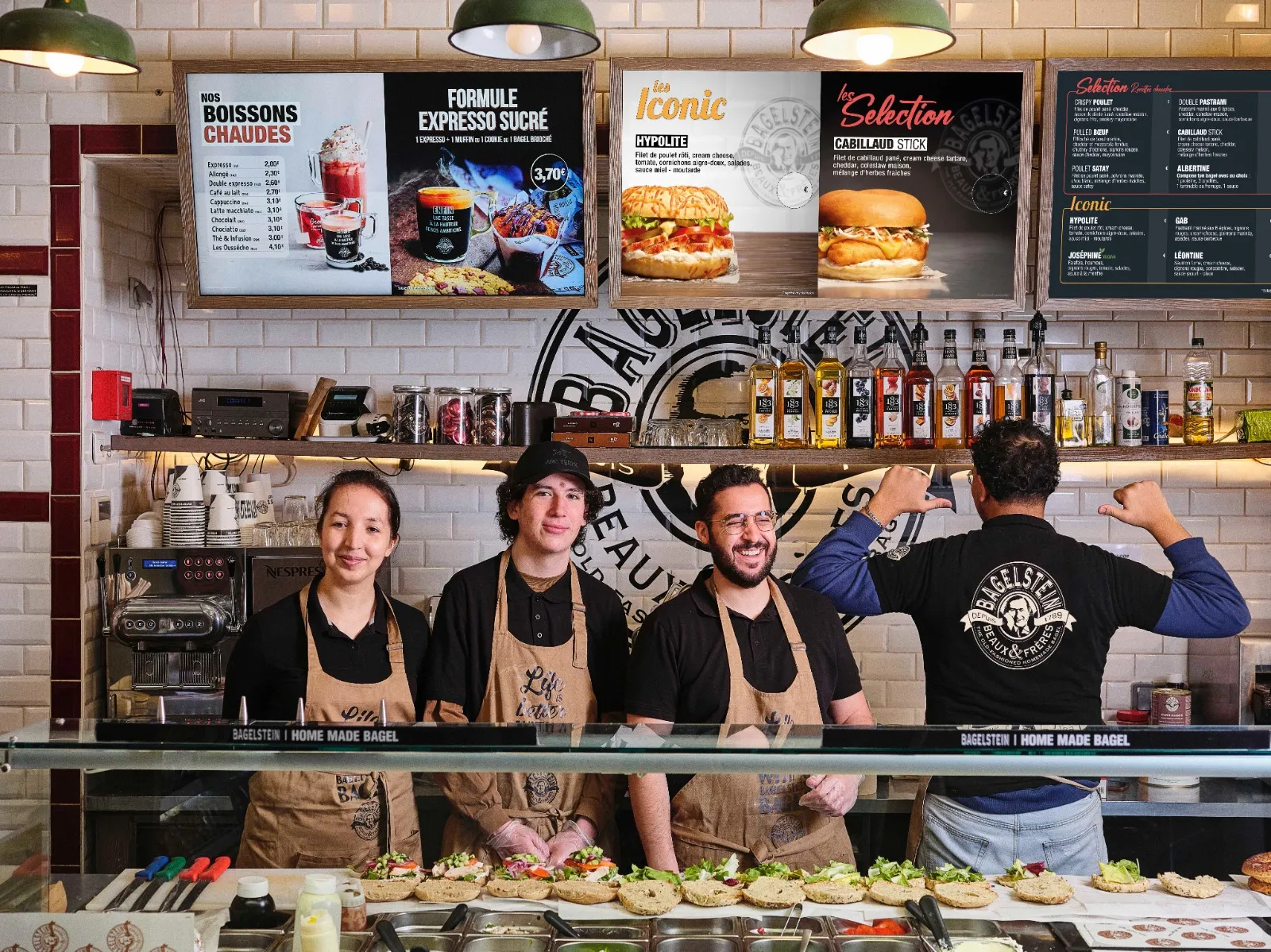 L'équipe d'une boutique Bagelstein derrière le comptoir