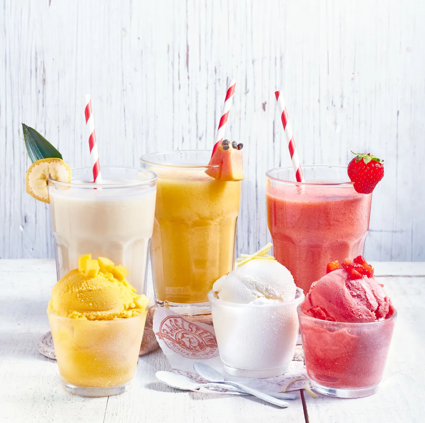 Trois smoothies aux fruits et leurs sorbets, pailles rayées