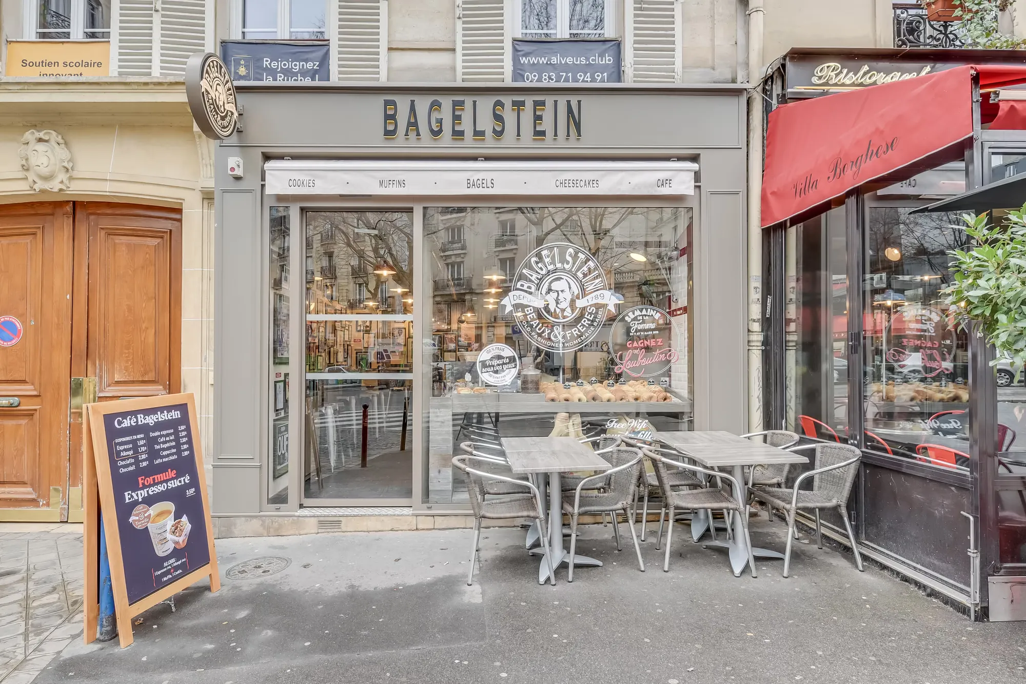 Terrasse d'un Bagelstein installée sur le trottoir